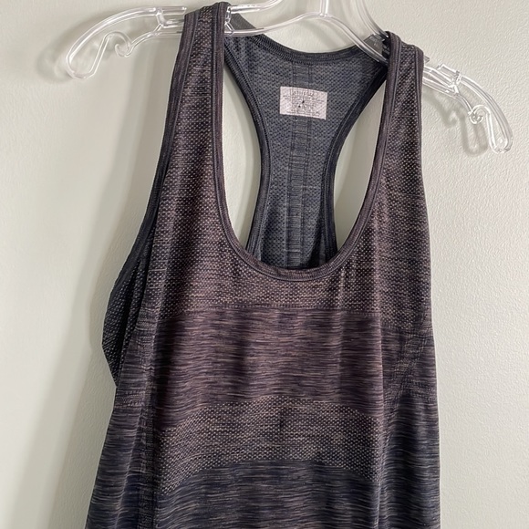 *SOLD* Athleta Workout Top, Size XL - Picture 2 of 9